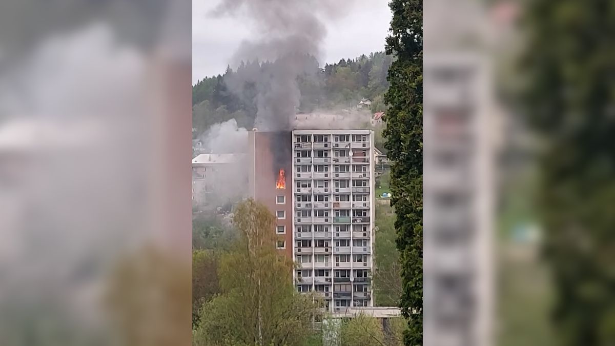 Z bytu v paneláku na Jablonecku šlehaly plameny, tři zranění
